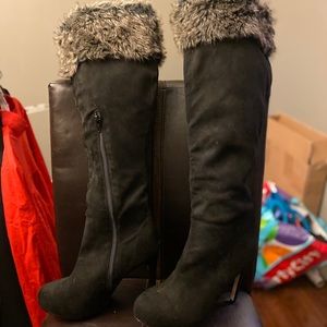 Beautiful EUC BLACK Suede Size 9 booths w fur